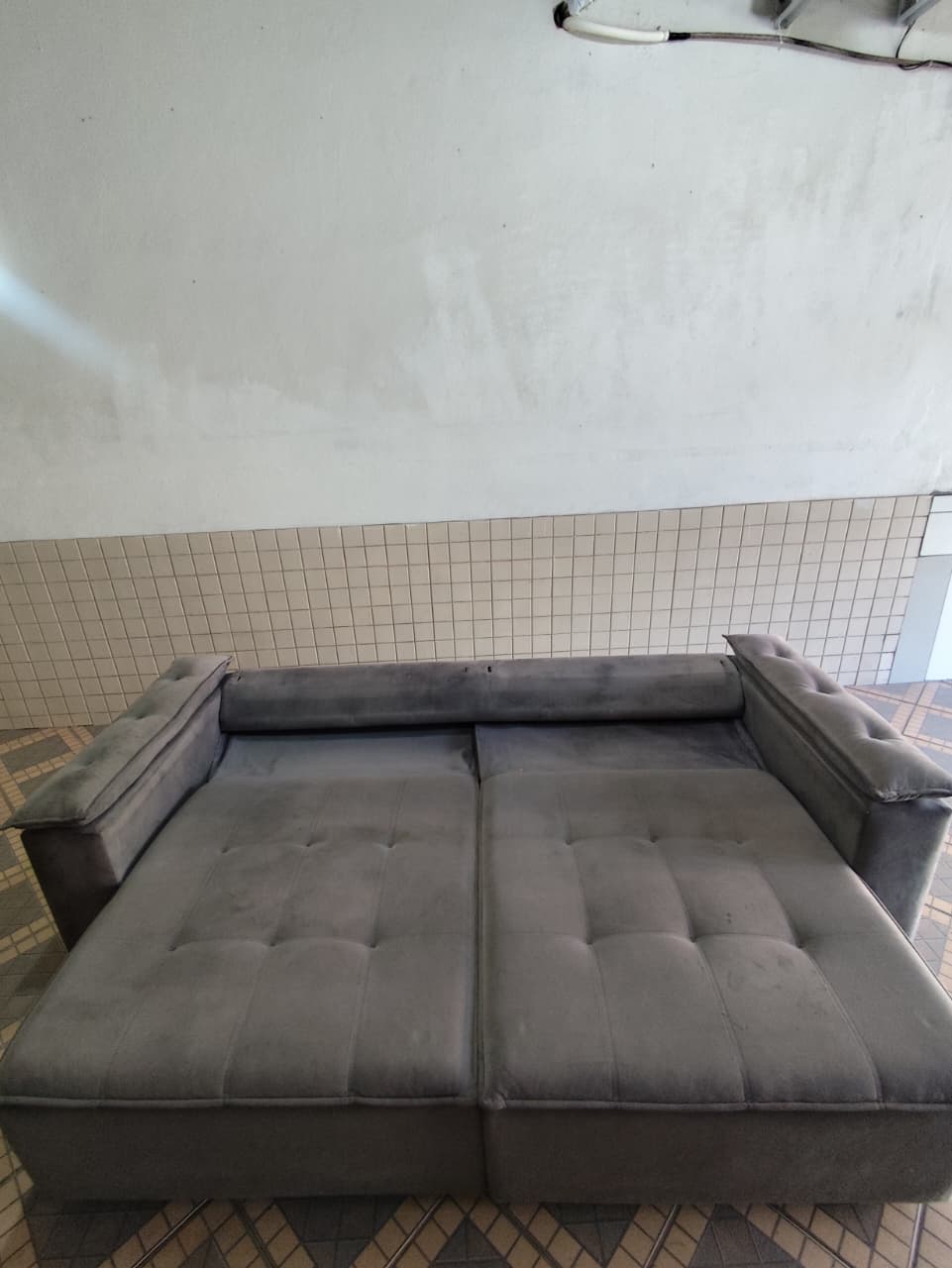 Sofá 3 lugares antes da limpeza SoftClean - manchas e sujeira visíveis