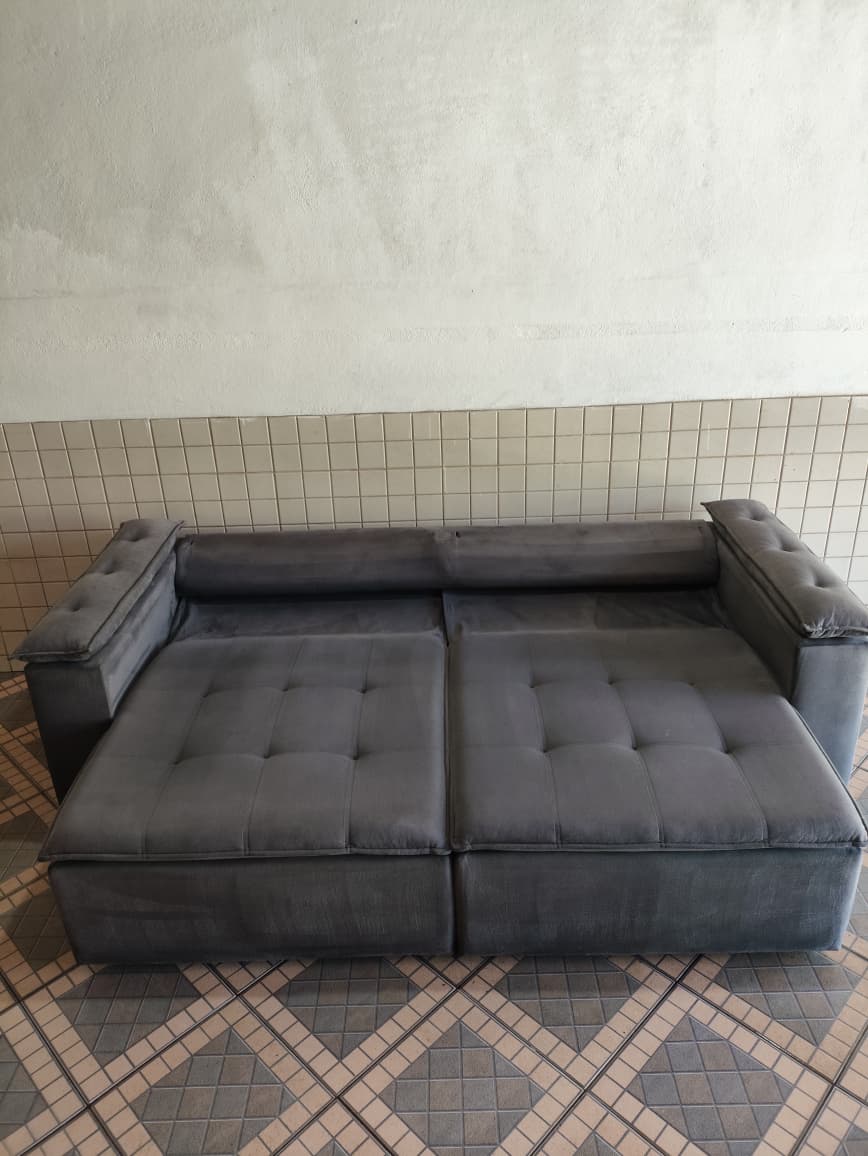 Sofá 3 lugares após limpeza profissional SoftClean Ipatinga - resultado impecável